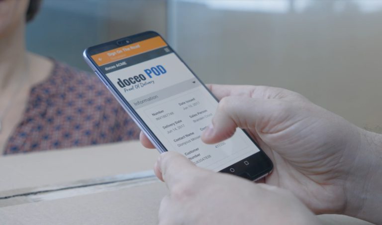 Fotografía de una persona escaneando un código de barras en una caja para la gestión digital de albaranes de entrega con firma electrónica.