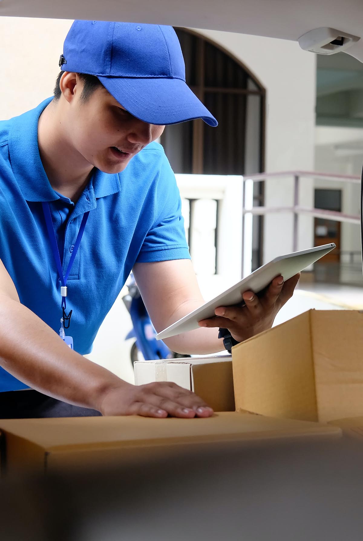 Foto de transportista en empresas de distribución y logística con Doceo POD gratis, el mejor software para gestión de flotas.