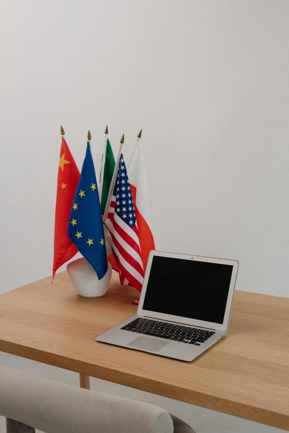 Ordenador con banderas de la Unión Europea que simboliza la facturación electrónica a través de la red PEPPOL. Doceo Store: el software para crear facturas y hacer crecer tu negocio.