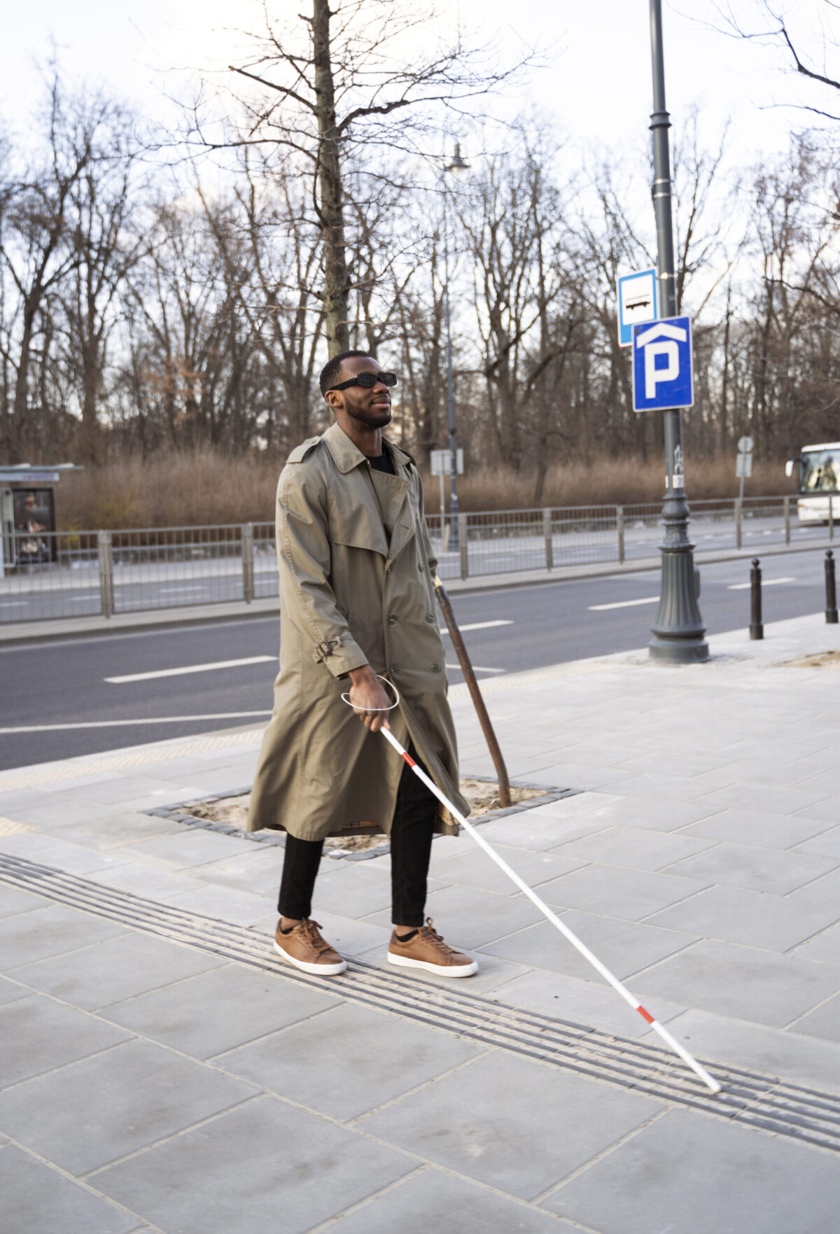 Hombre ciego de cuerpo completo caminando con un bastón blanco