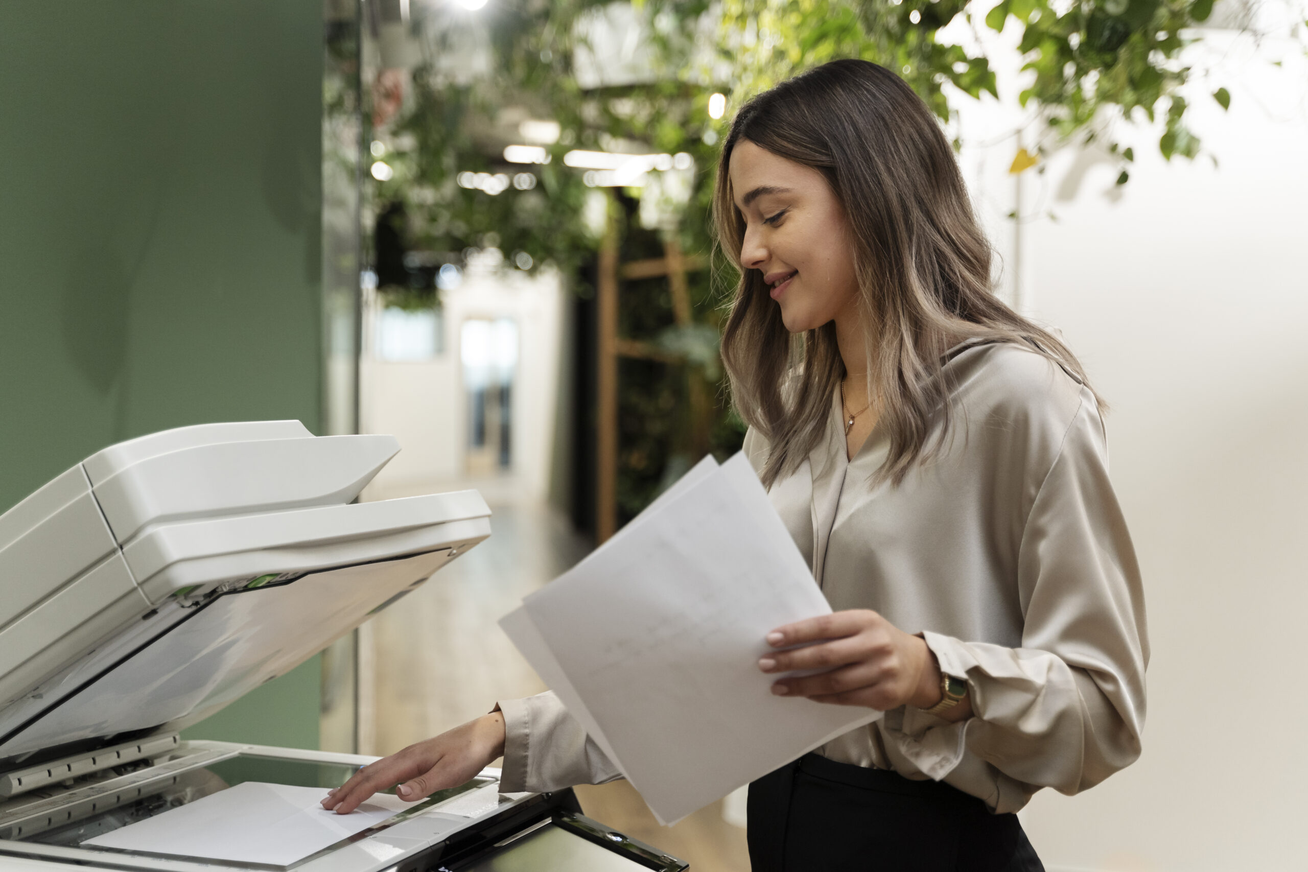 Mujer sonriente sosteniendo un documento listo para escanear o imprimir