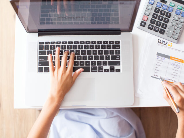 Imagen de mujer creando una factura electrónica