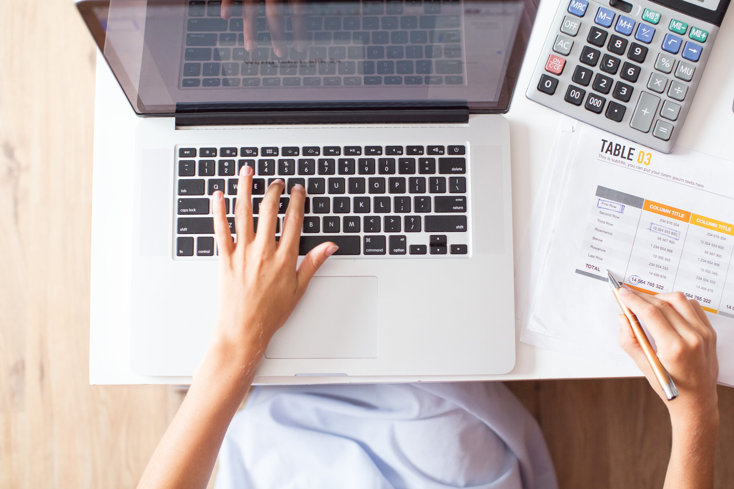 Imagen de mujer creando una factura electrónica
