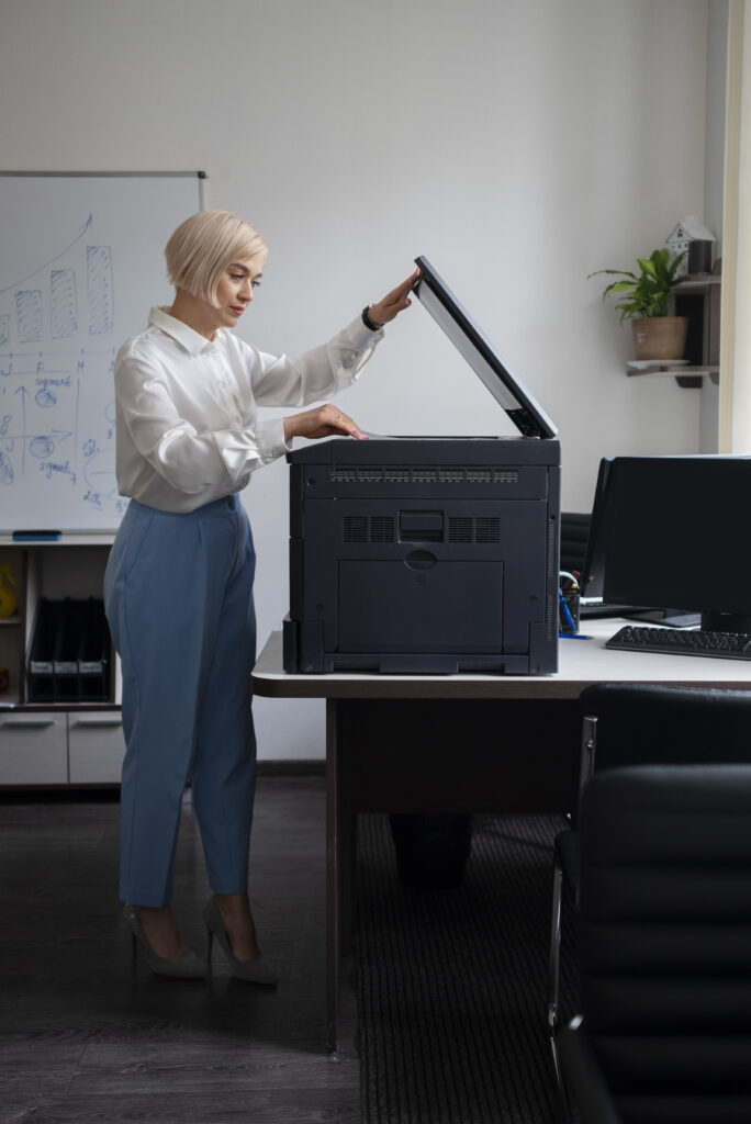 Foto de una mujer escaneando a la manera de hace unos años con un gran scanner sobre la mesa