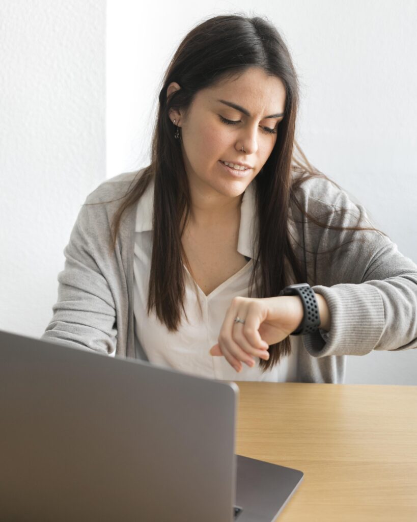 Mujer que mira el reloj para fichar